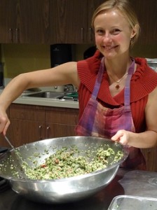 Lauray MacElhern, Managing Director of the Center for Integrative Medicine, shows student in the Natural Healing and Cooking Program how to make easy, delicious, healthy meals
